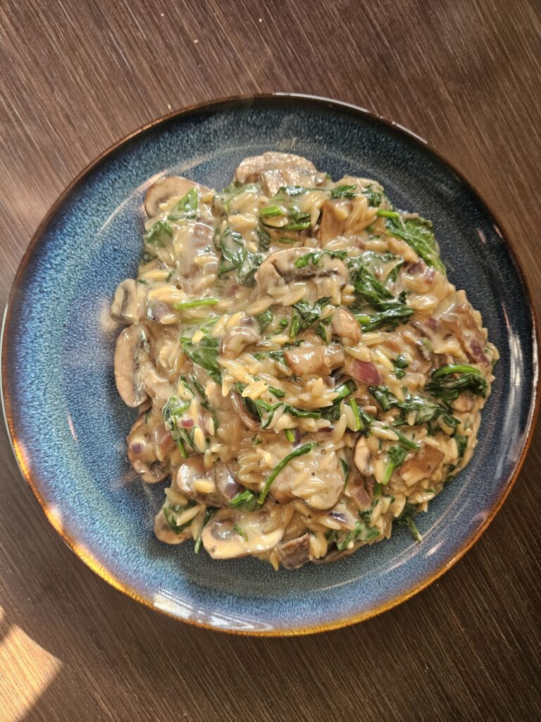 Romige orzo met kastanjechampignons en spinazie