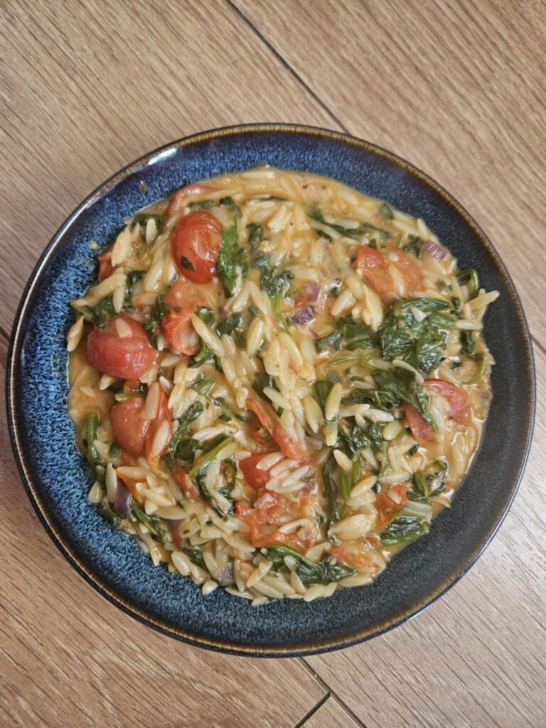 Orzo met spinazie en cherrytomaten